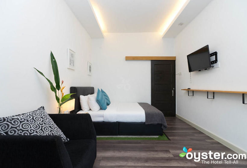 Roomies Boutique Bed & Breakfast  Hostel