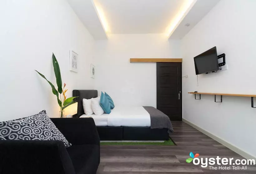 Roomies Boutique Bed & Breakfast  Hostel