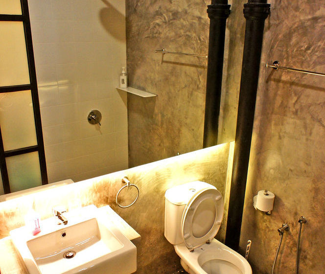 Roomies Boutique Bed & Breakfast  Hostel