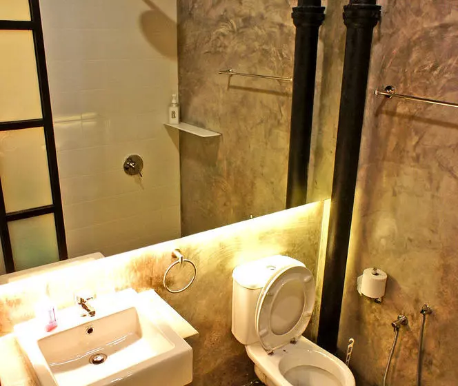 Roomies Boutique Bed & Breakfast  Hostel