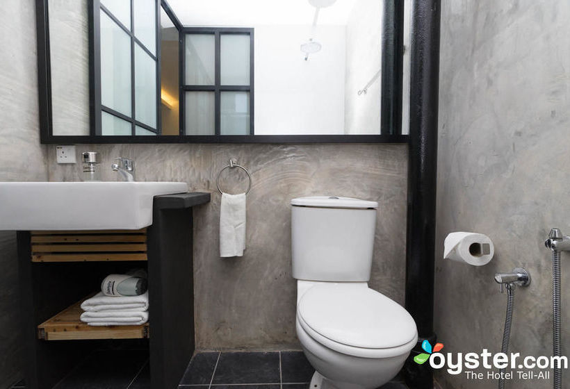 Roomies Boutique Bed & Breakfast  Hostel