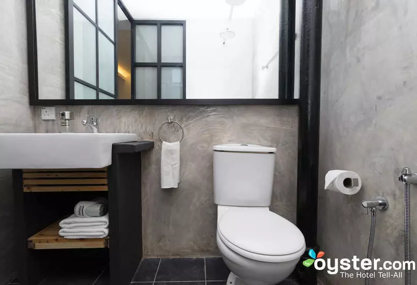 Roomies Boutique Bed & Breakfast  Hostel