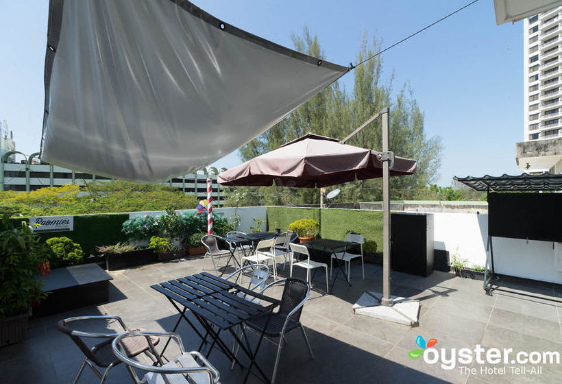 Roomies Boutique Bed & Breakfast  Hostel