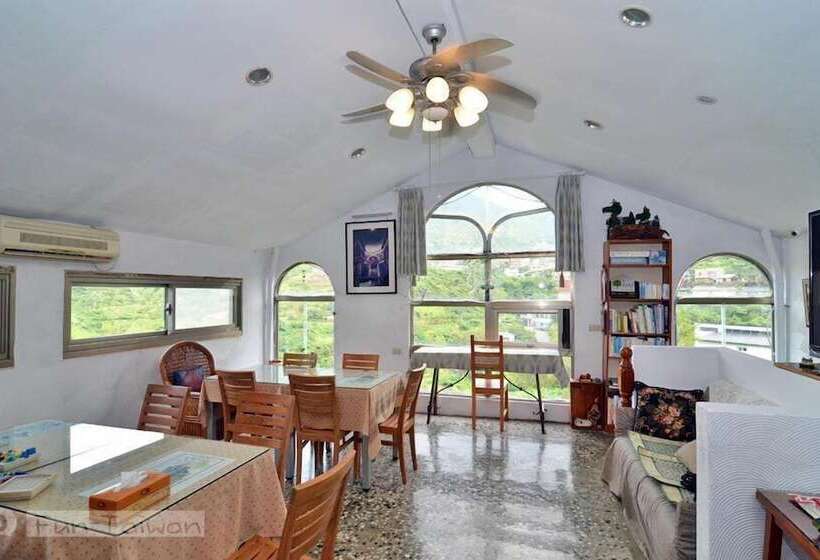 تختخواب و صبحانه Levite Villa