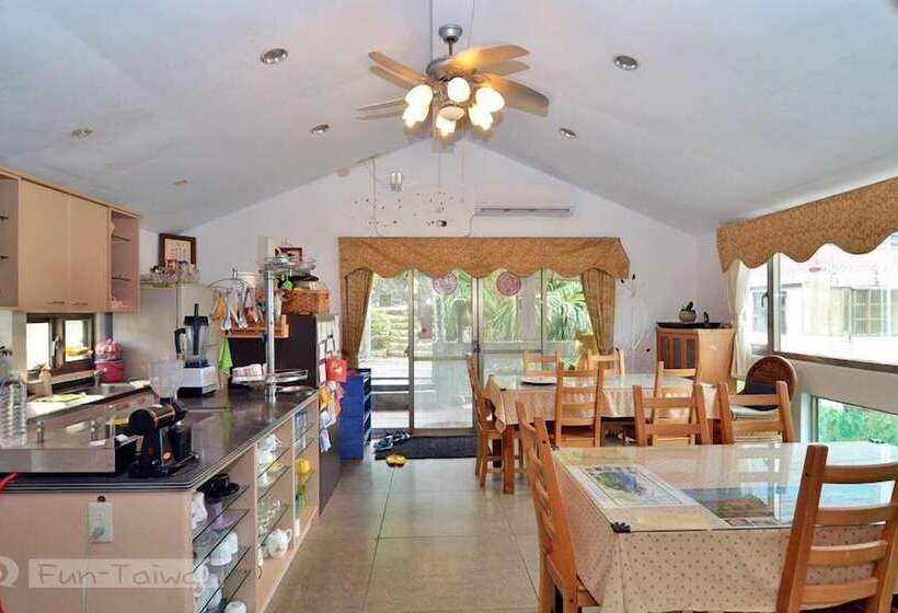 تختخواب و صبحانه Levite Villa