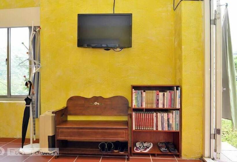 تختخواب و صبحانه Levite Villa