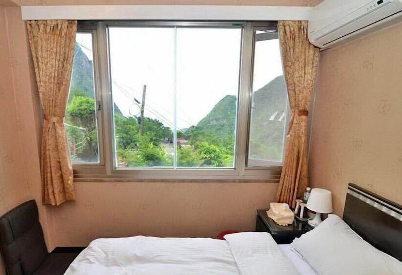 تختخواب و صبحانه Levite Villa