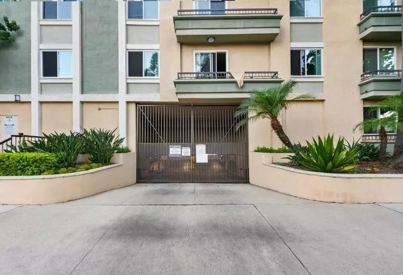 Beverly Hills Chic 2 Bed 2bath With Patio And Parking 309