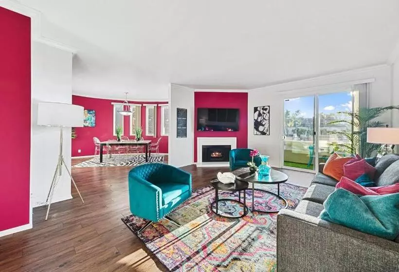 Beverly Hills Chic 2 Bed 2bath With Patio And Parking 309