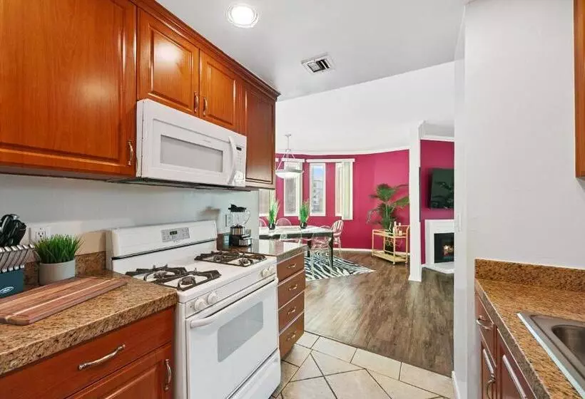 Beverly Hills Chic 2 Bed 2bath With Patio And Parking 309