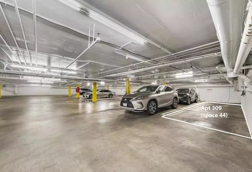 Beverly Hills Chic 2 Bed 2bath With Patio And Parking 309