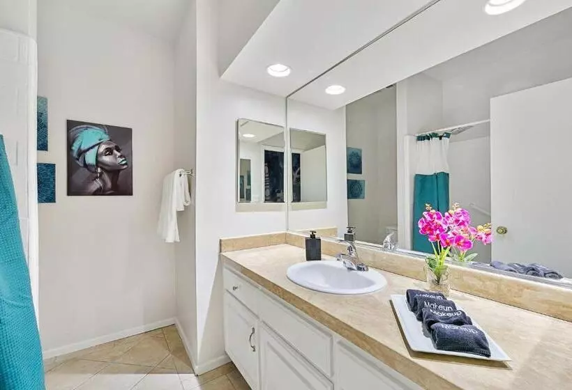 Beverly Hills Chic 2 Bed 2bath With Patio And Parking 309