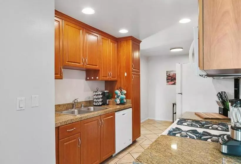Beverly Hills Chic 2 Bed 2bath With Patio And Parking 309
