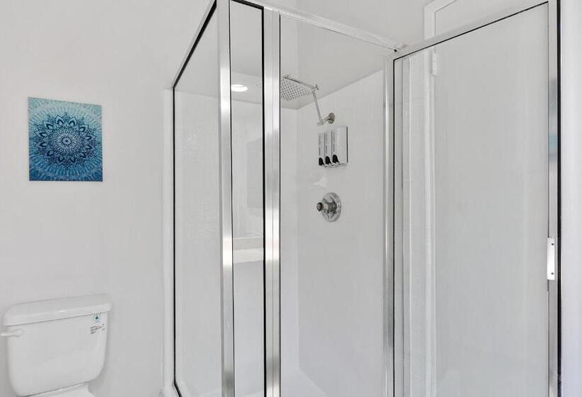 Beverly Hills Chic 2 Bed 2bath With Patio And Parking 309