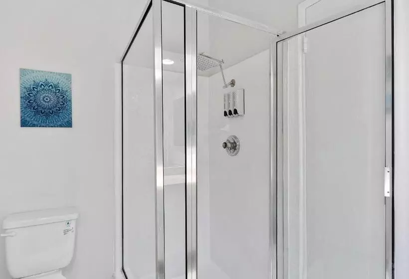 Beverly Hills Chic 2 Bed 2bath With Patio And Parking 309