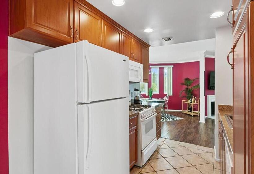 Beverly Hills Chic 2 Bed 2bath With Patio And Parking 309