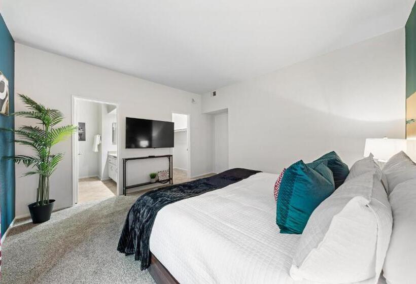 Beverly Hills Chic 2 Bed 2bath With Patio And Parking 309