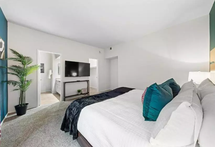 Beverly Hills Chic 2 Bed 2bath With Patio And Parking 309