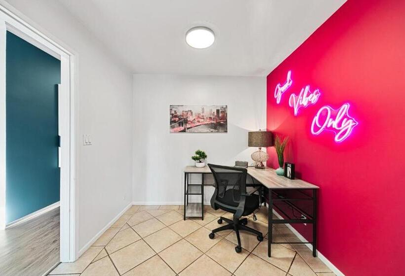 Beverly Hills Chic 2 Bed 2bath With Patio And Parking 309