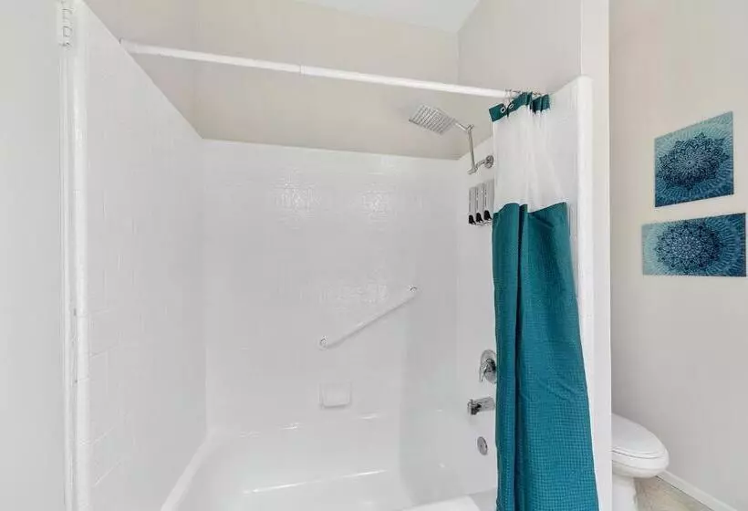 Beverly Hills Chic 2 Bed 2bath With Patio And Parking 309