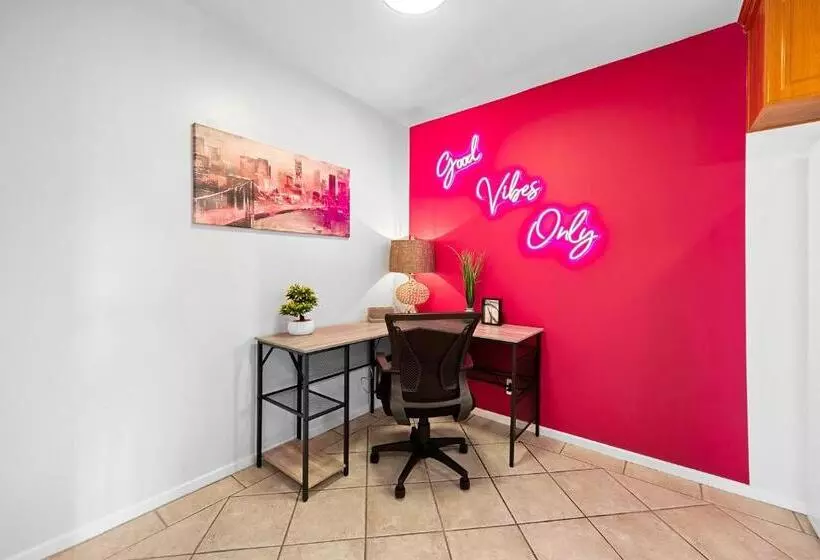 Beverly Hills Chic 2 Bed 2bath With Patio And Parking 309