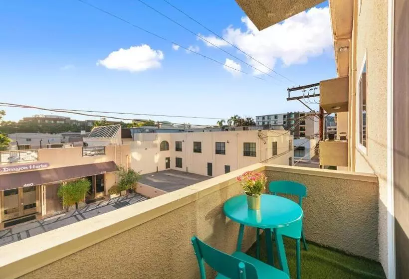 Beverly Hills Chic 2 Bed 2bath With Patio And Parking 309