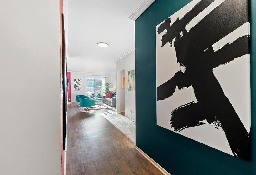 Beverly Hills Chic 2 Bed 2bath With Patio And Parking 309