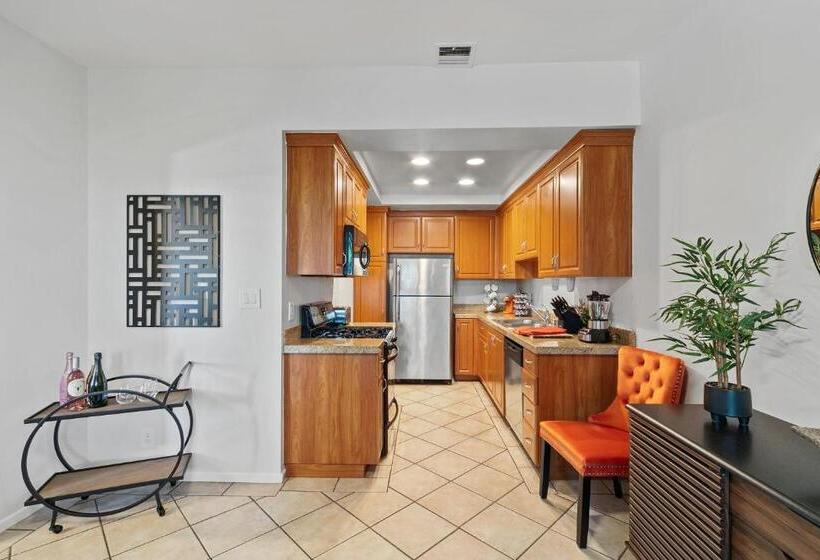 Beverly Hills 2 Bed 2 Bath Penthouse With Den And Parking 414