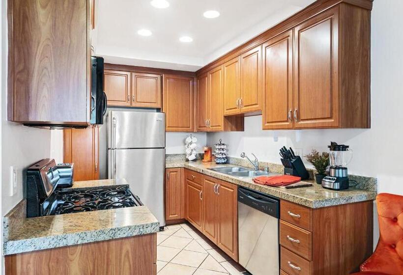 Beverly Hills 2 Bed 2 Bath Penthouse With Den And Parking 414