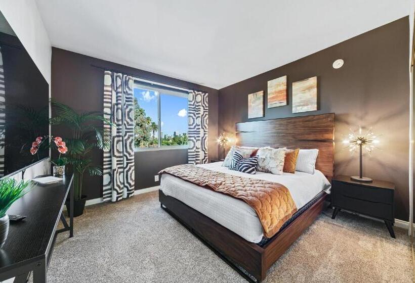 Beverly Hills 2 Bed 2 Bath Penthouse With Den And Parking 414