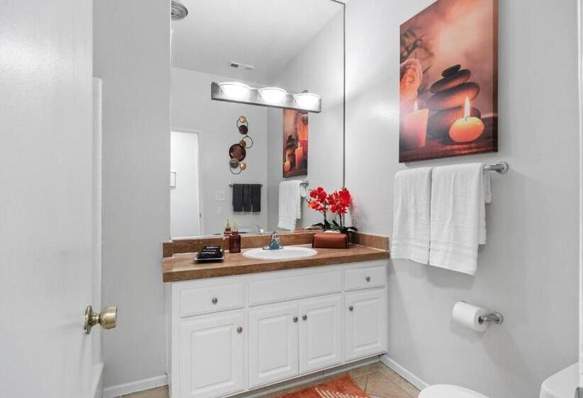 Beverly Hills 2 Bed 2 Bath Penthouse With Den And Parking 414