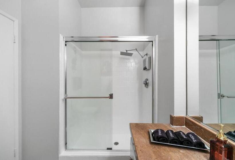 Beverly Hills 2 Bed 2 Bath Penthouse With Den And Parking 414