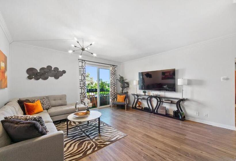 Beverly Hills 2 Bed 2 Bath Penthouse With Den And Parking 414