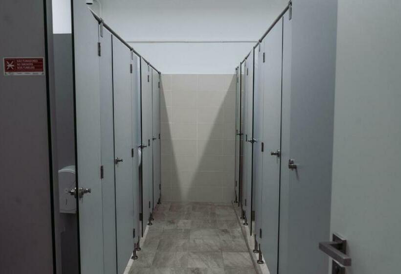 هاستل Middle Point