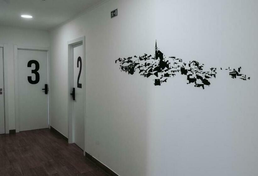 هاستل Middle Point