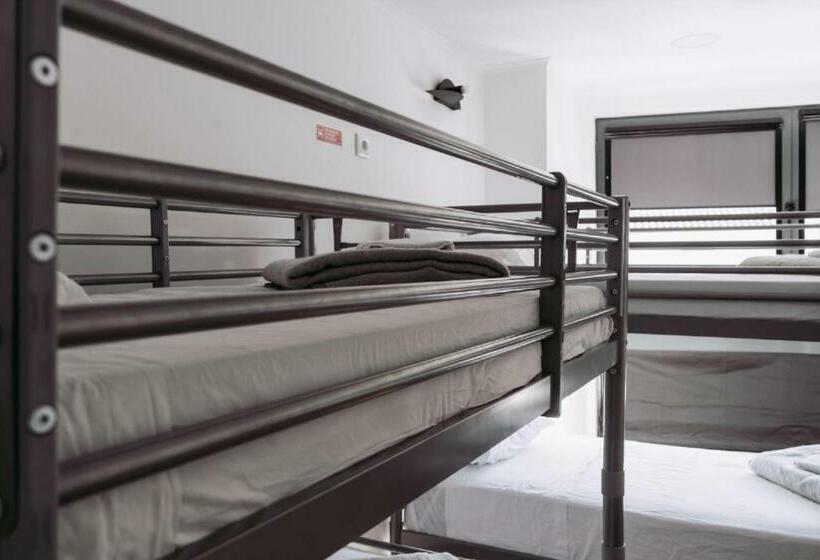 هاستل Middle Point