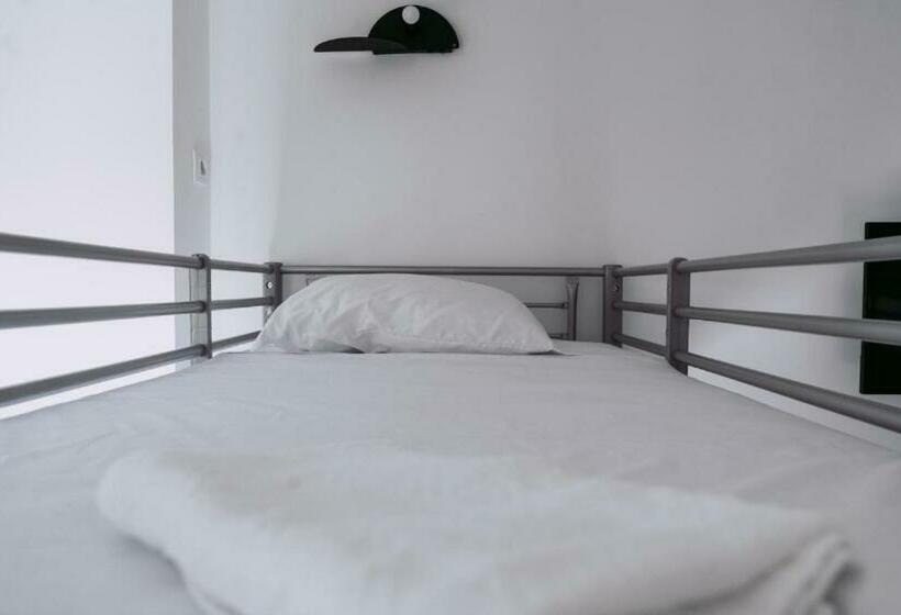 هاستل Middle Point