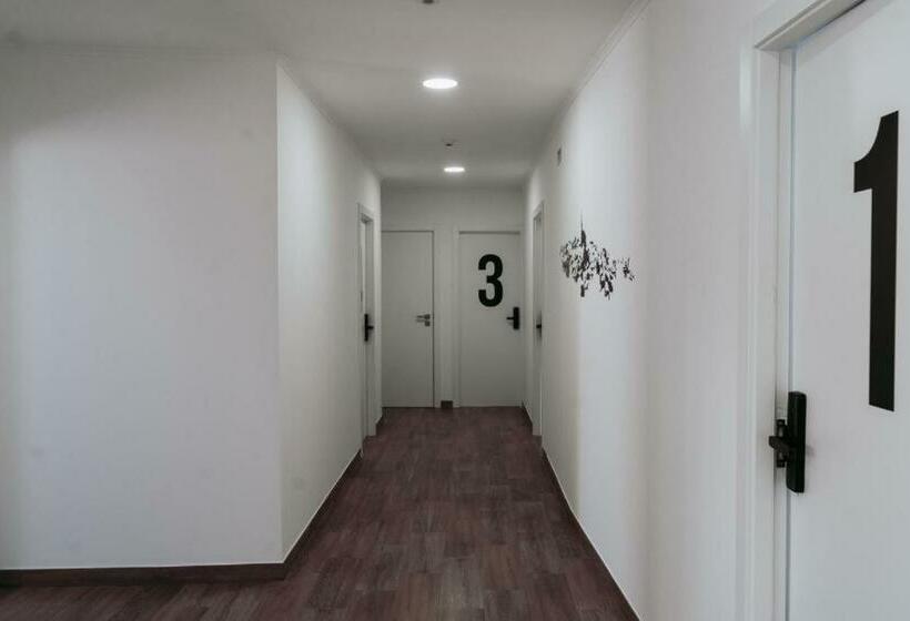 هاستل Middle Point