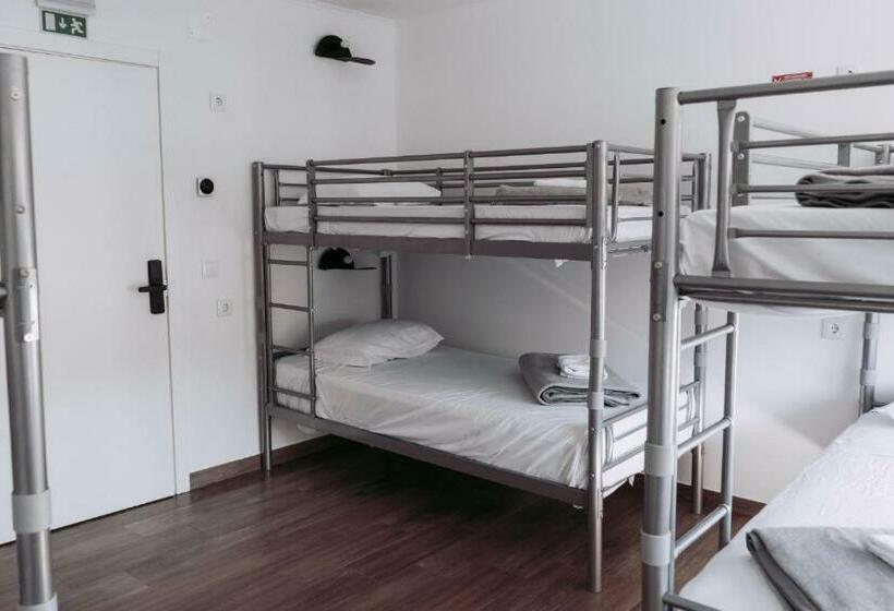 هاستل Middle Point