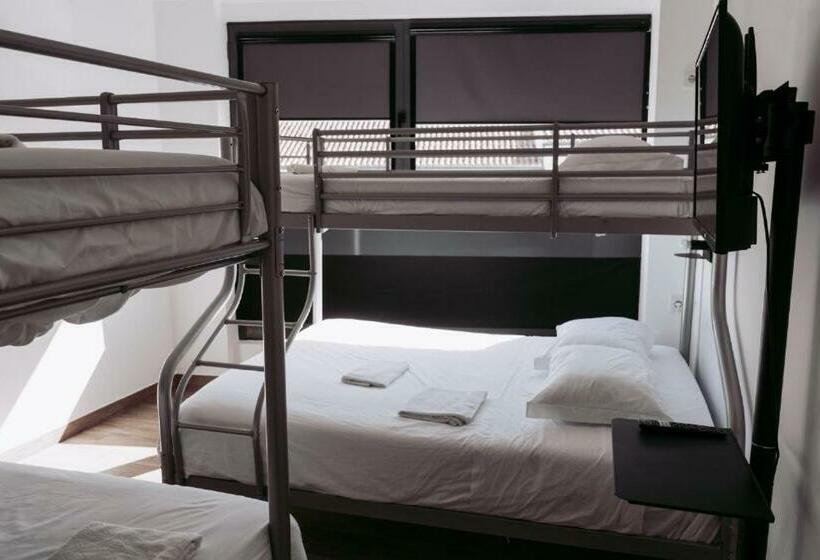 هاستل Middle Point