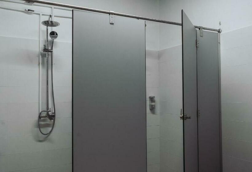 هاستل Middle Point