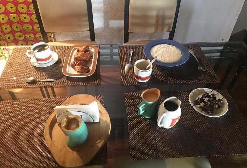 تختخواب و صبحانه Le Fumoir De L  Artisan Guest House