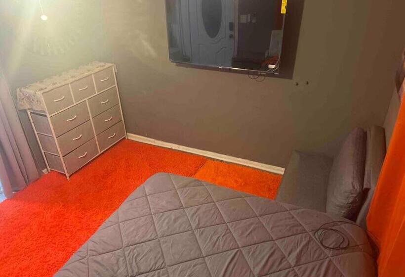 بنسيون Backyard Guesthouse