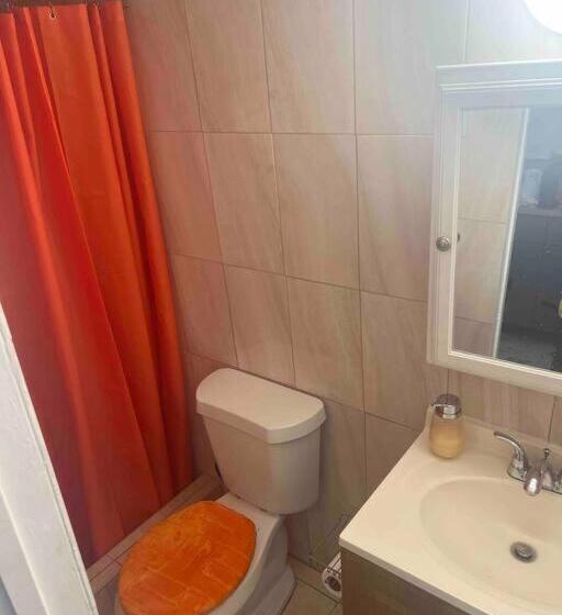 بنسيون Backyard Guesthouse