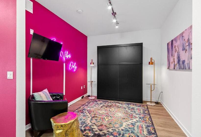 Fairfax District Chic City Oasis 2 Br Apt With Den 136