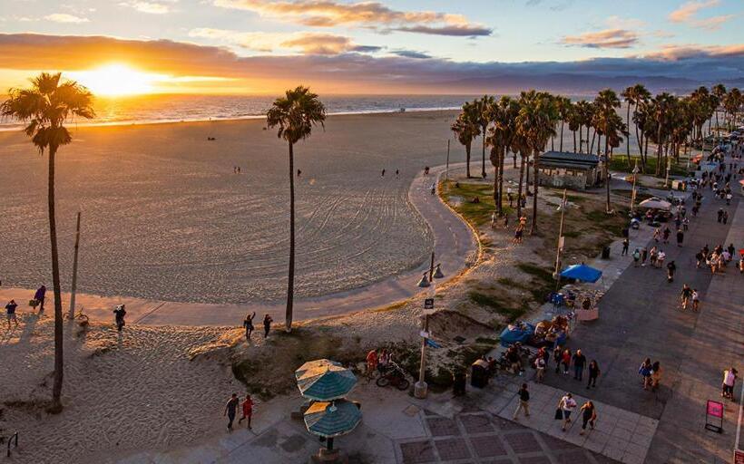 צימר Studio City Contemporary Villa With Pool Sleeps 10