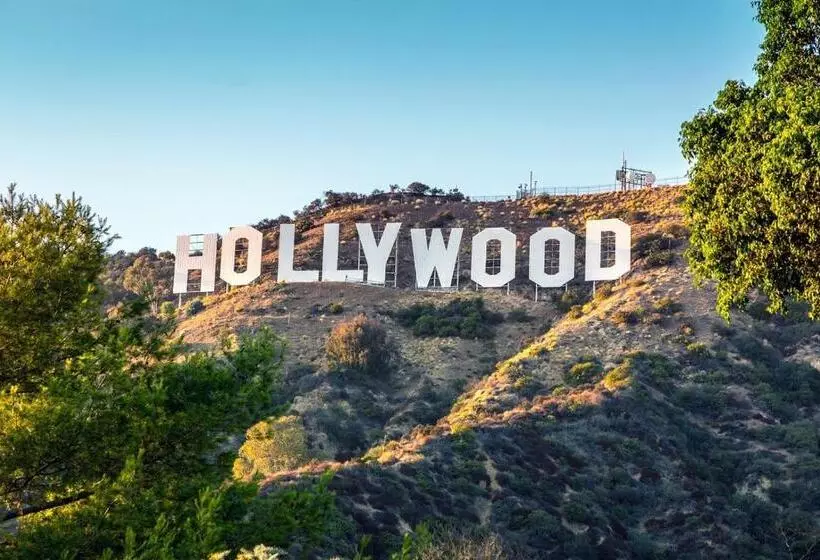 تختخواب و صبحانه Studio City Contemporary Villa With Pool Sleeps 10