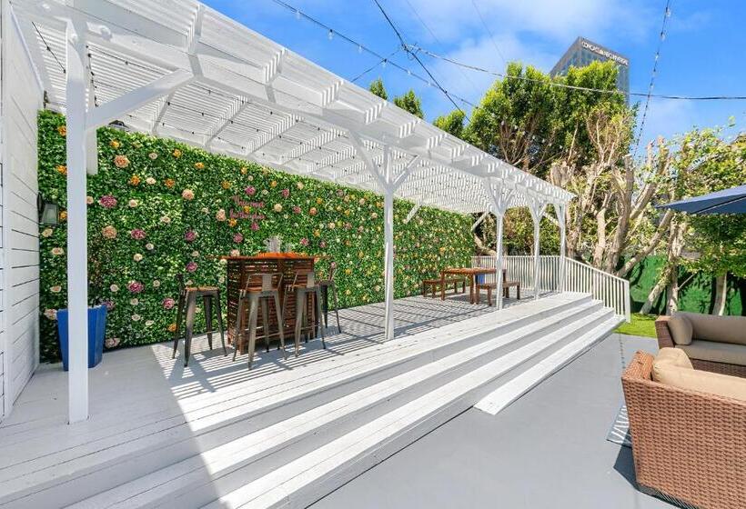 צימר Studio City Contemporary Villa With Pool Sleeps 10