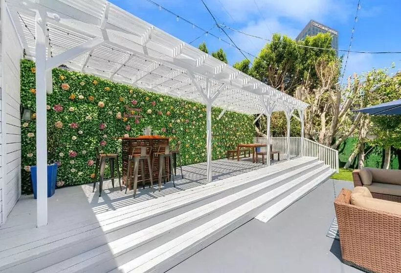 تختخواب و صبحانه Studio City Contemporary Villa With Pool Sleeps 10