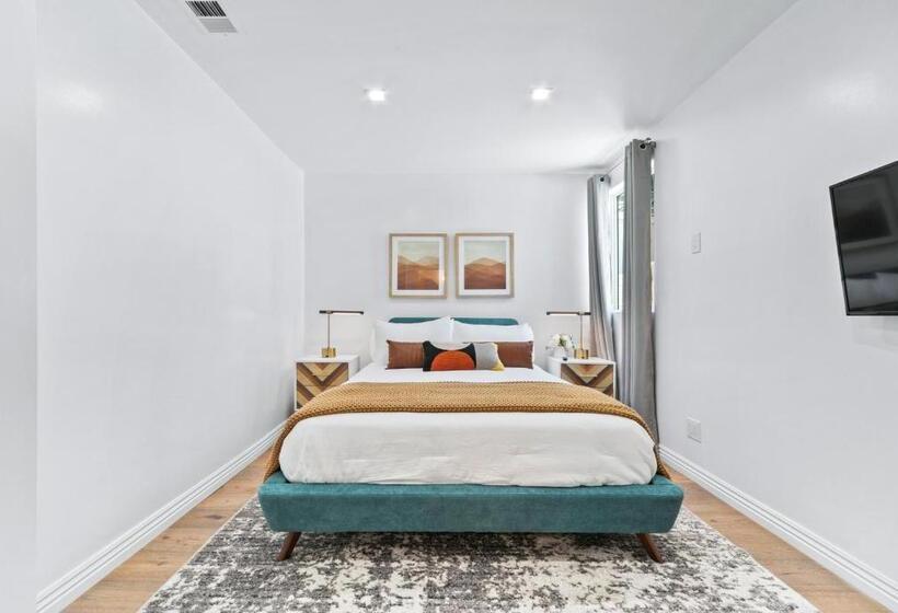 צימר Studio City Contemporary Villa With Pool Sleeps 10